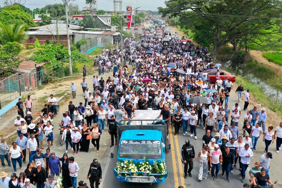 Daule sepultó a ocho jóvenes asesinados con una emotiva despedida