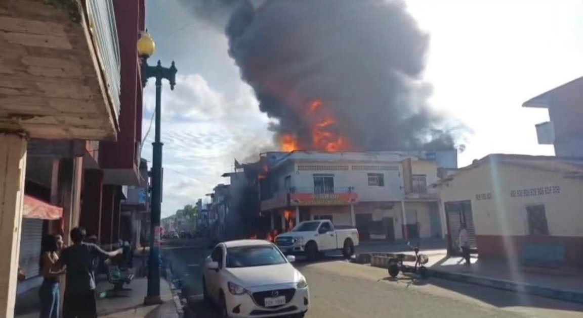 Incendio en centro comercial de Paján moviliza a bomberos y autoridades en emergencia de seguridad