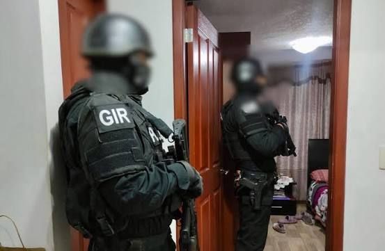Operativos policiales desmantelan redes criminales y allanan propiedades en Quito