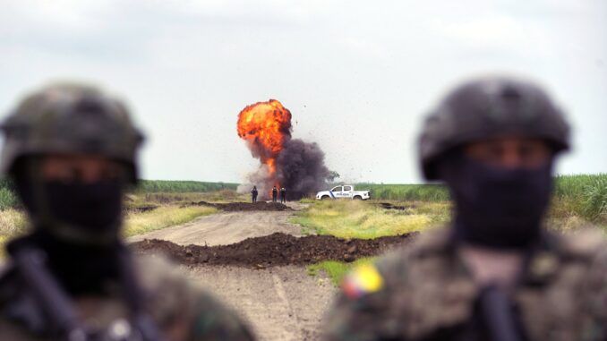 Fuerzas Armadas destruyen pista clandestina vinculada al narcotráfico en la provincia de Los Ríos