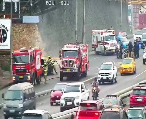 Policía investiga origen del incendio en Kennedy Norte tras destrucción de vehículos