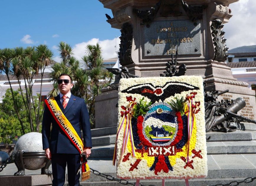 Autoridades ecuatorianas rinden homenaje al Primer Grito de la Independencia con ofrenda floral
