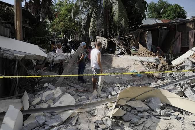 Filipinas eleva a 45 muertos tras sismo de magnitud 7,8