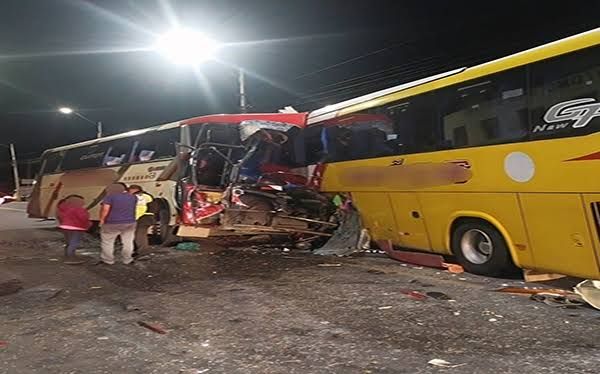 Choque frontal entre dos buses de pasajeros en Riobamba deja heridos y personas atrapadas