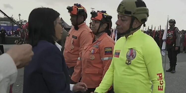 Delcy Rodríguez condecoró a 6.000 rescatistas tras doble terremoto