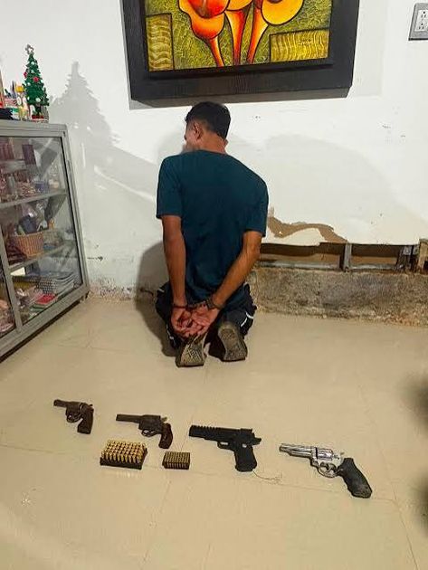 Policía detiene en Santa Elena a colombiano con cuatro armas por intento de asesinato