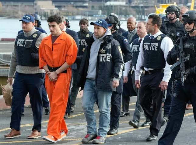 Aplazan hasta diciembre juicio contra Luigi Mangione por asesinato de Brian Thompson en EE.UU.