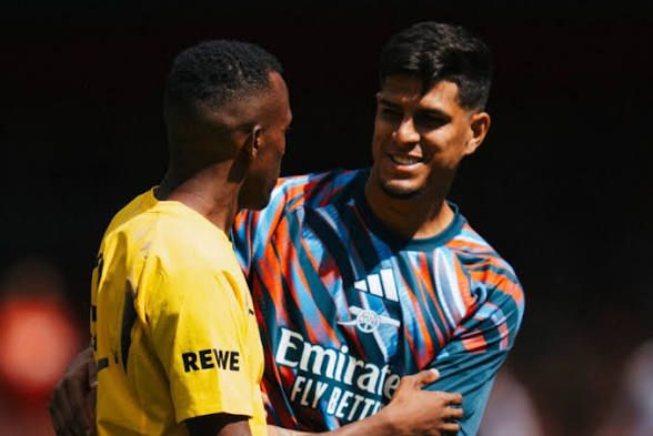 Dortmund vence 3-2 al Arsenal de Hincapié en la Emirates Cup