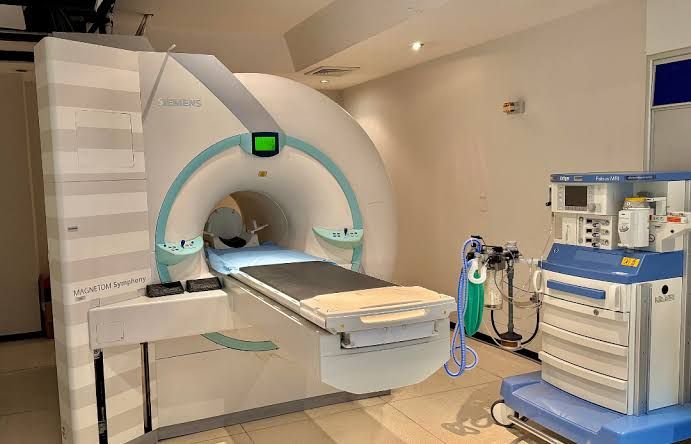 Hospital José Carrasco Arteaga recupera al 100% su servicio de Resonancia Magnética