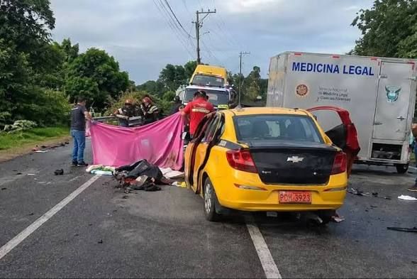 Trágico siniestro vial deja cuatro muertos y ocho heridos en Esmeraldas-Santo Domingo