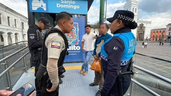 Ciudadano alerta captura a acosador en Trolebús del Centro Histórico
