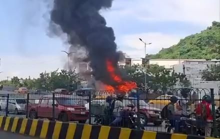 Bus articulado de la Metrovía se incendió cerca del Cementerio General de Guayaquil sin dejar heridos