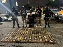 Policía incautó 126 kilos de cocaína ocultos en doble fondo de un camión en Pascuales, Guayaquil