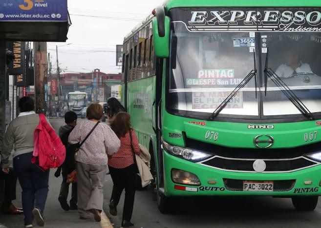 Gobierno extiende compensaciones a transportistas por mayo