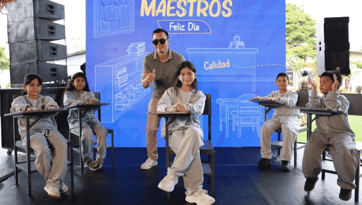 Presidente Noboa entrega 600.000 uniformes escolares gratuitos para impulsar la educación pública