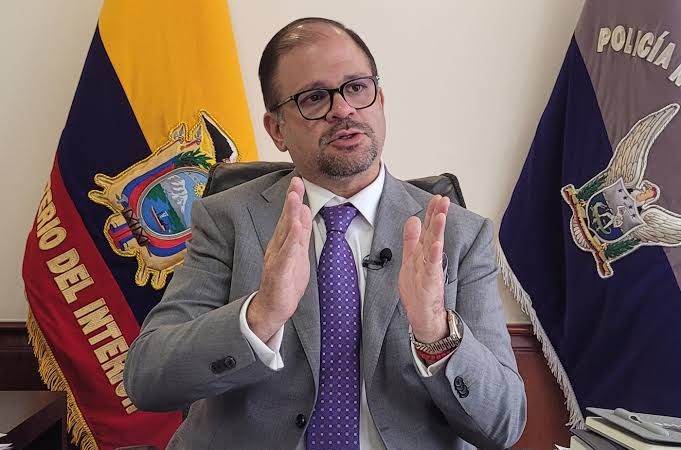 Ministro Reimberg denuncia red de 'vacunadores' y confirma fractura en bandas criminales tras operativos