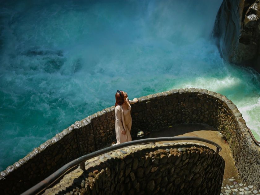 Baños: El éxito turístico que desafía la nostalgia de sus detractores