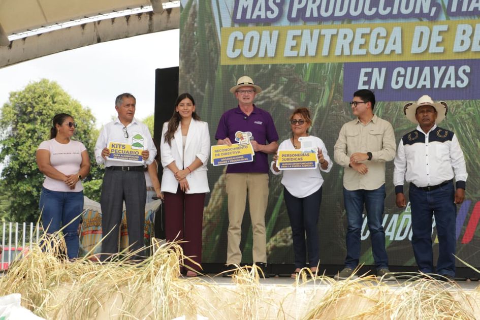 Gobierno de Noboa entrega tractores y títulos de tierra a productores de Guayas