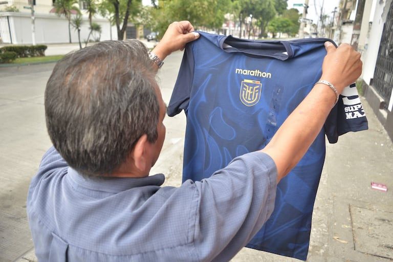 Guayaquil vive fiebre mundialista: camisetas son regalo estrella del Día del Padre