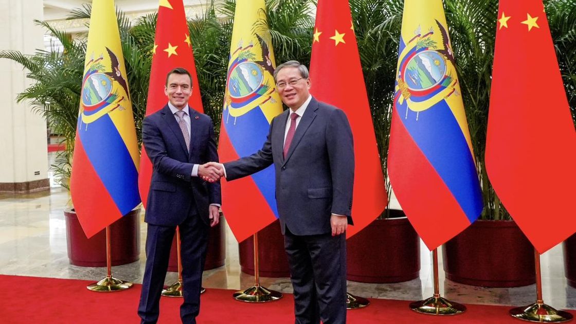 Daniel Noboa impulsa exportaciones de banano y camarón en su visita estratégica a China