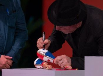 Rubén Blades entrega manuscrito y maracas al Instituto Cervantes