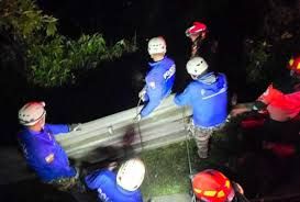 Tragedia en Colta deja dos muertos y 18 heridos tras caída de bus al abismo en Chimborazo