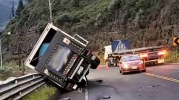 Trágico siniestro vial en Alóag-Santo Domingo deja dos fallecidos y cuatro heridos graves