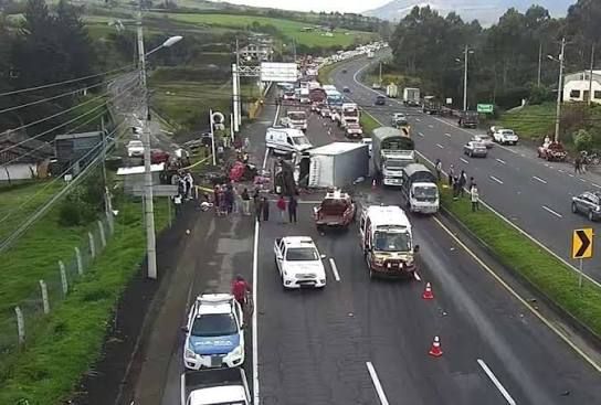 Trágico accidente en la Panamericana Norte deja un fallecido y caos vial en Quito