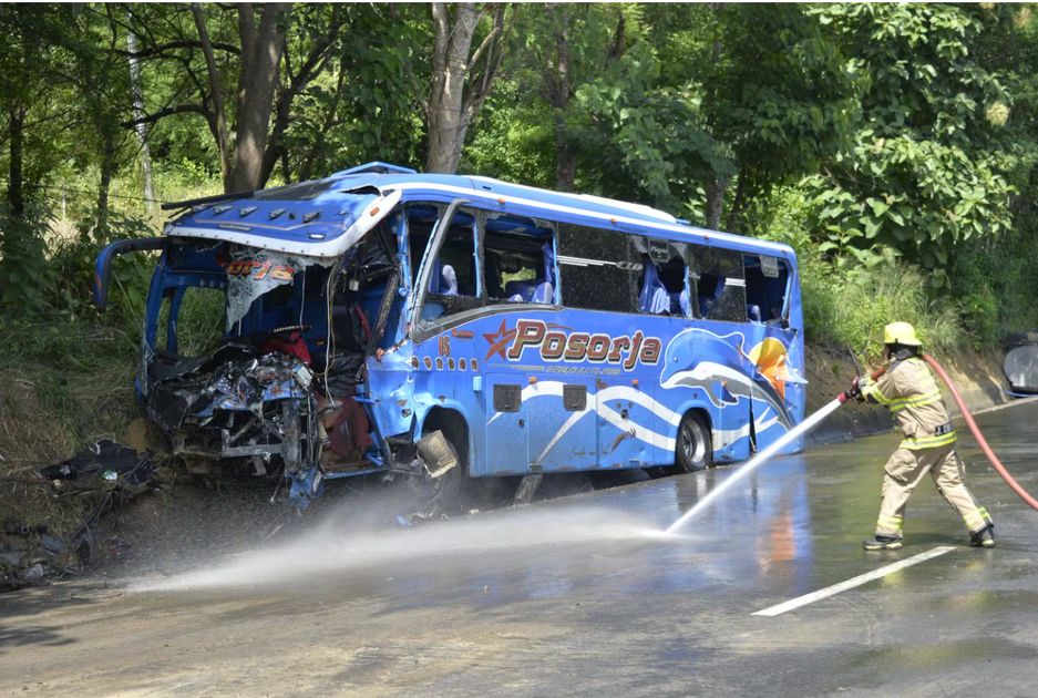 Colisión entre bus y tanquero en Ecuador deja tres muertos y múltiples heridos en la vía