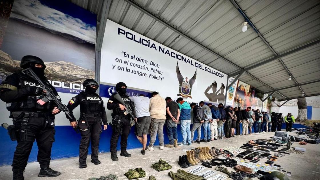 Policía decomisa armas, municiones y uniformes militares a sospechosos de asalto en Tungurahua
