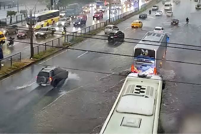 Tormenta eléctrica e inundaciones paralizan tráfico en el norte de Guayaquil por fallas de drenaje