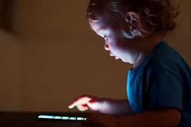 Neuropsicóloga advierte sobre el impacto de las pantallas