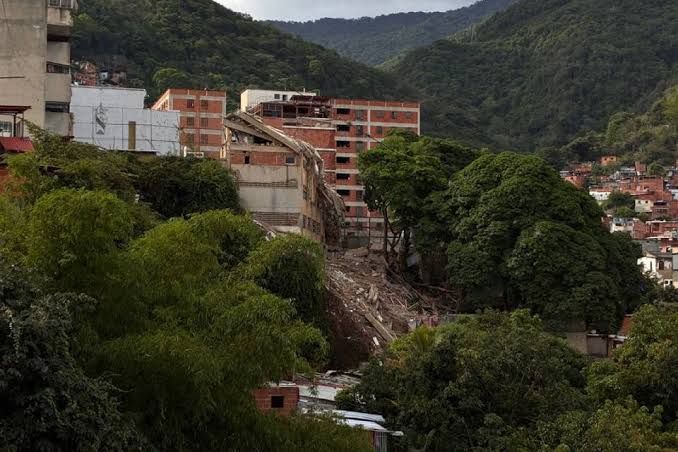 Colapso parcial de colegio en Caracas deja un herido tras sismos