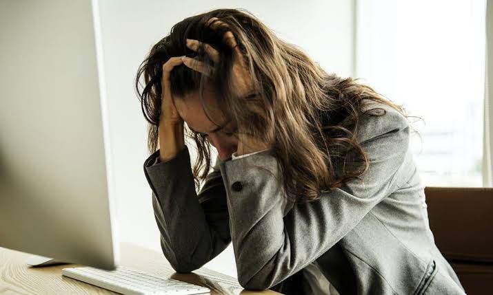 Ecuador enfrenta crisis emocional por exceso tecnológico mientras gobierno impulsa salud mental