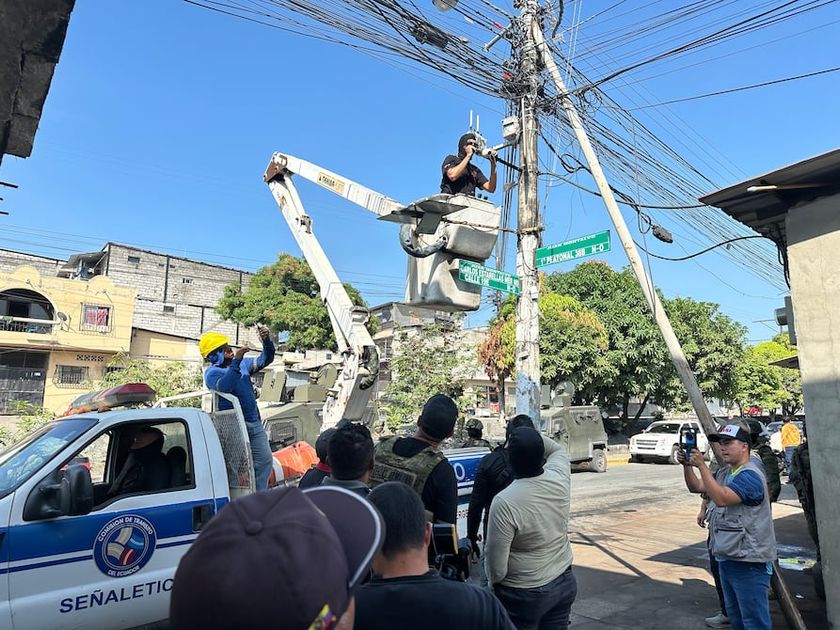 ECU911 y militares retiran 25 cámaras ilegales en Guayaquil