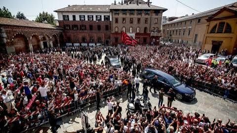Miles de hinchas rinden homenaje a Franco Baresi en Milán