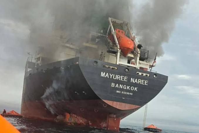 Tensión en Medio Oriente: Ataque con misiles al buque comercial cerca del Estrecho de Ormuz