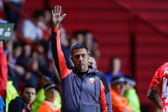 César Farías advierte sobre la crisis interna de Barcelona SC tras empate