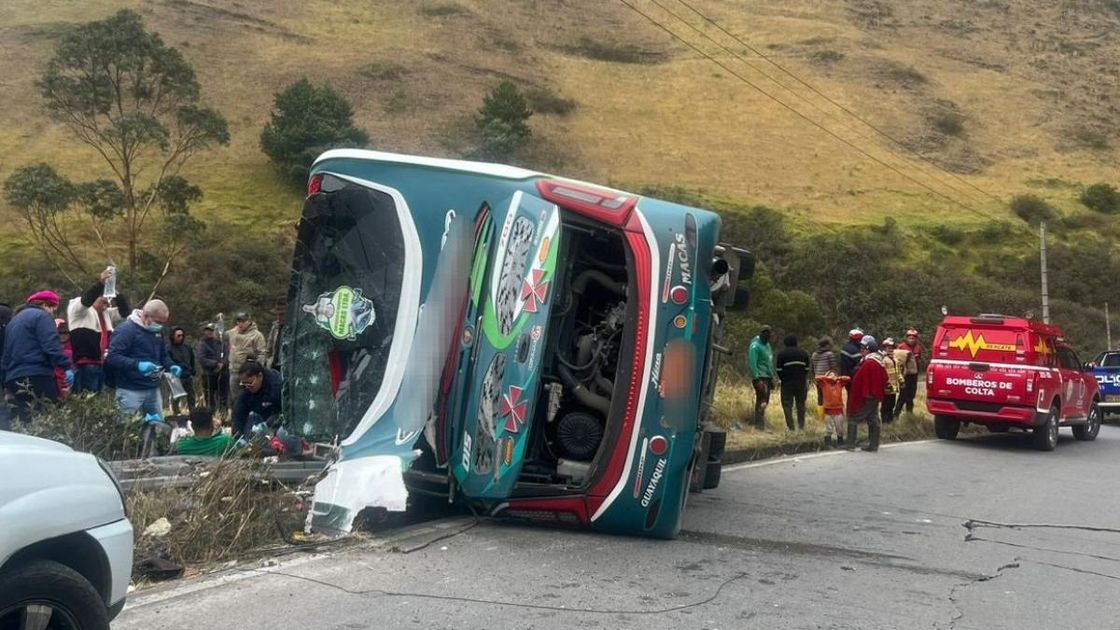 Trágico accidente en vía a Colta deja cuatro fallecidos y trece lesionados tras vuelco