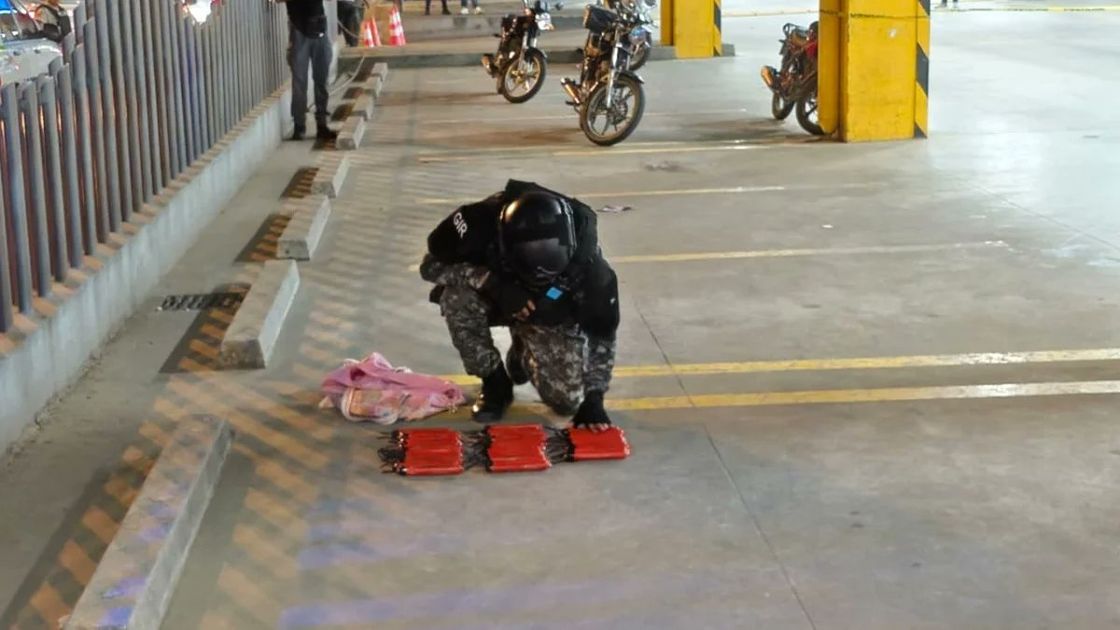 Policía decomisa cerca de 40 explosivos a mujer en estacionamiento de centro comercial en Guayaquil