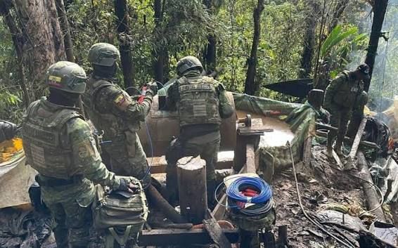 Ejército ecuatoriano despliega morteros y lanzacohetes BM-21 en operaciones contra minería ilegal en Imbabura