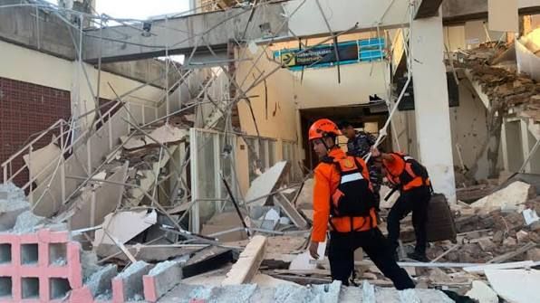 Terremoto en Indonesia deja 70 muertos y obliga a evacuar a 22 mil personas