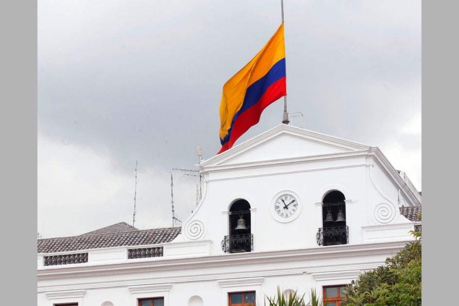 Ecuador en duelo nacional: Banderas a media asta tras fallecimiento del hijo del presidente