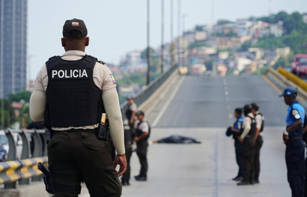 Asesinan a tiros en paso elevado del norte de Guayaquil; cierran vía