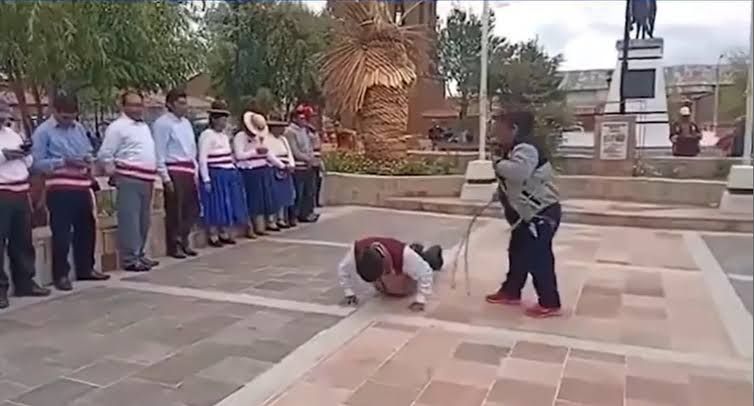 Pobladores del altiplano peruano azotan a funcionario por asistir a mitin de Keiko Fujimori