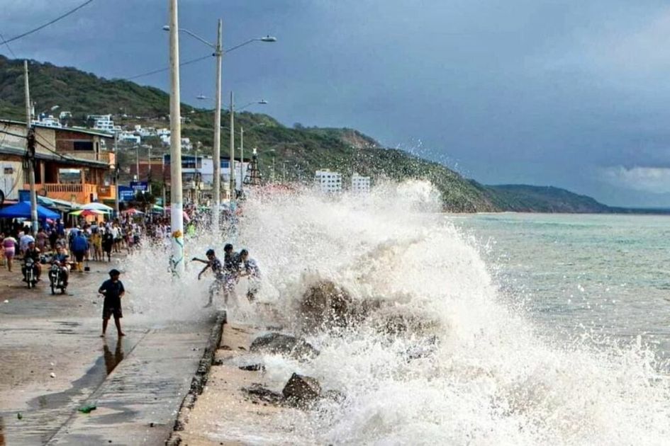 41 playas de Ecuador con alerta amarilla por oleaje fuerte