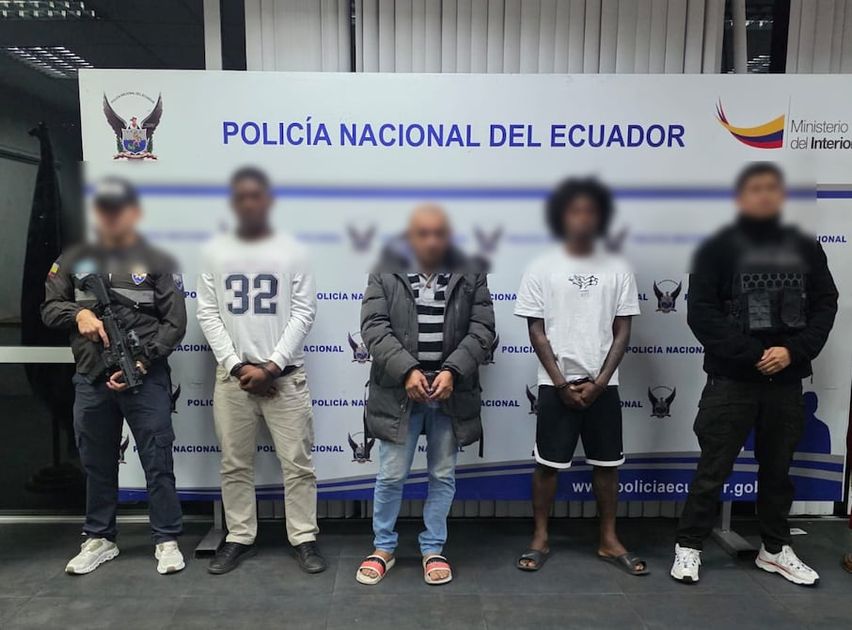 Detienen a dos futbolistas y entrenador por extorsión en Ambato