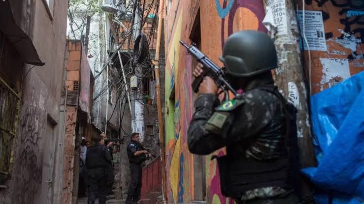 Tiroteo en favela de Río de Janeiro deja cuatro muertos y atrapa a turistas