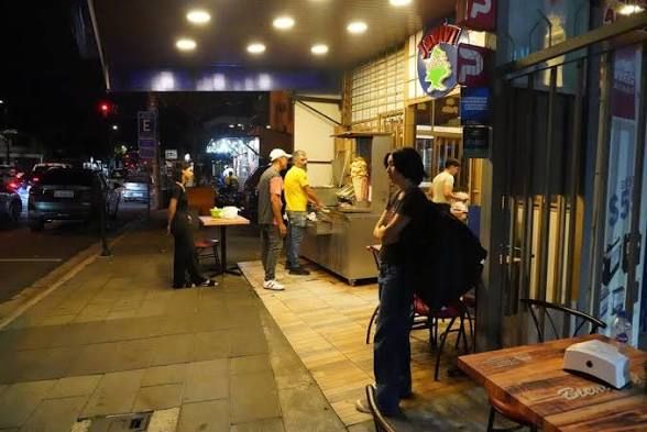 Toque de queda transforma la noche en restaurantes de Guayaquil con limpieza exprés y salidas por turnos