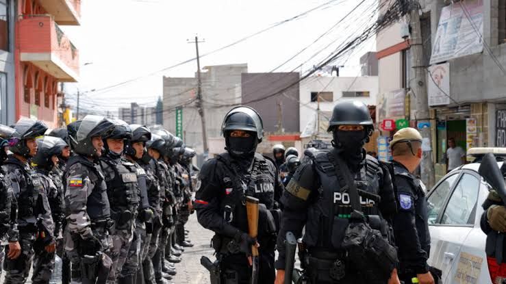 Estado de excepción deja cientos de aprehendidos en operativos policiales y militares en Ecuador